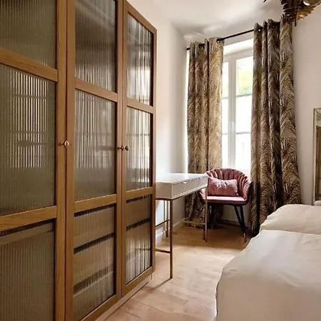 Newly Renovated 3-rooms In The Heart Of Old Cannes, Up To 6 Persons Apartment *